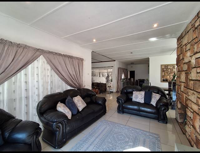 4 BEDROOM FREESTANDING FOR SALE IN FLAMWOOD